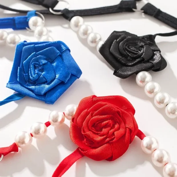 Stringi z tekstylną różą i detalami z pereł