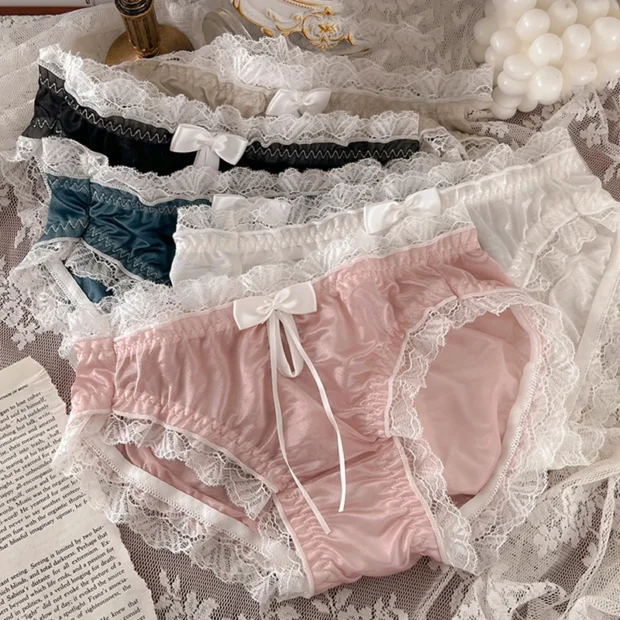 Figi damskie z koronkowym wykończeniem i kokardką