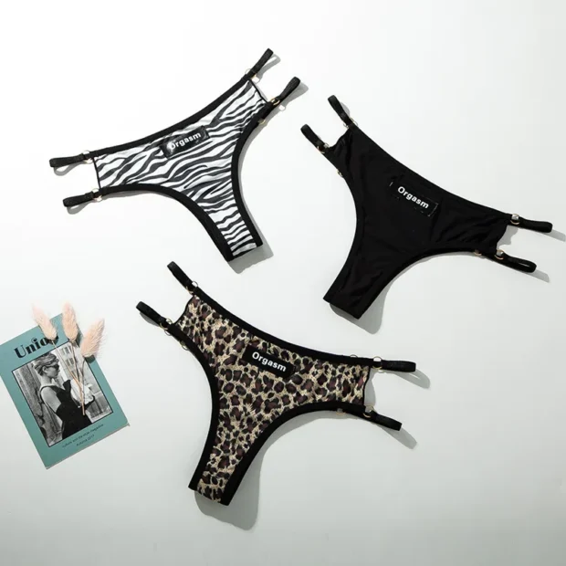 Stringi damskie z paskami i metalowymi detalami