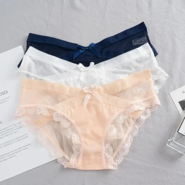 Figi z koronkowymi detalami