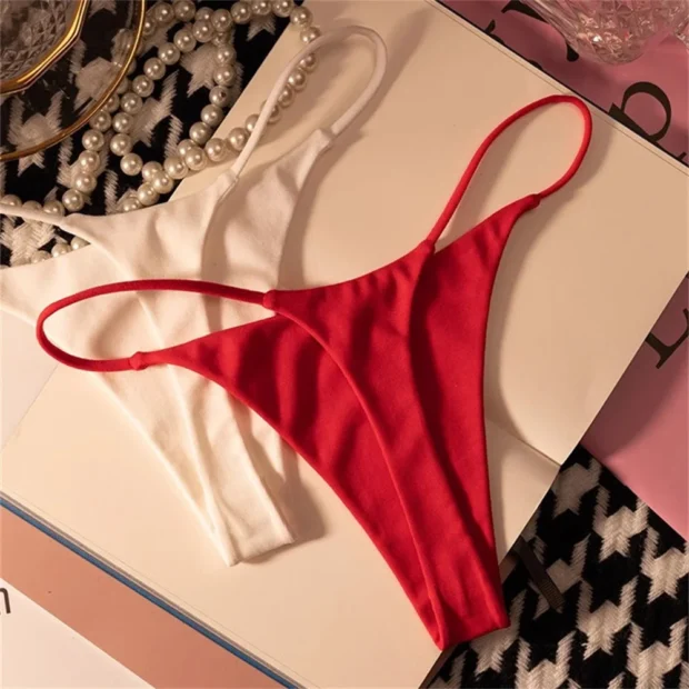 Minimalistyczne stringi damskie z gładkim wykończeniem