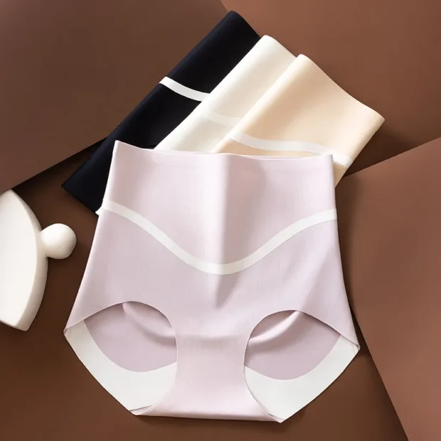 Majtki damskie z wysokim stanem i dekoracyjnym paskiem