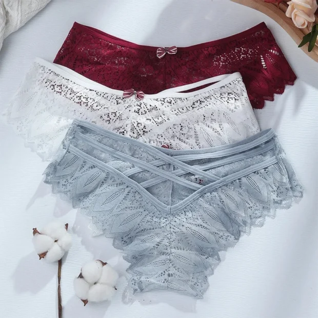 Figi koronkowe z ozdobnymi kokardkami