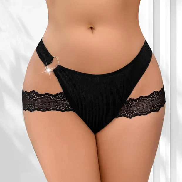 Figi damskie z prążkowanej tkaniny i koronkowymi wstawkami