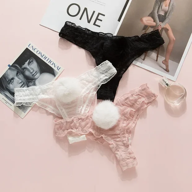 Stringi z falbankami i pomponem