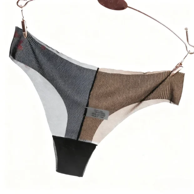 Figi damskie o panelowej konstrukcji z bezszwowym wykończeniem