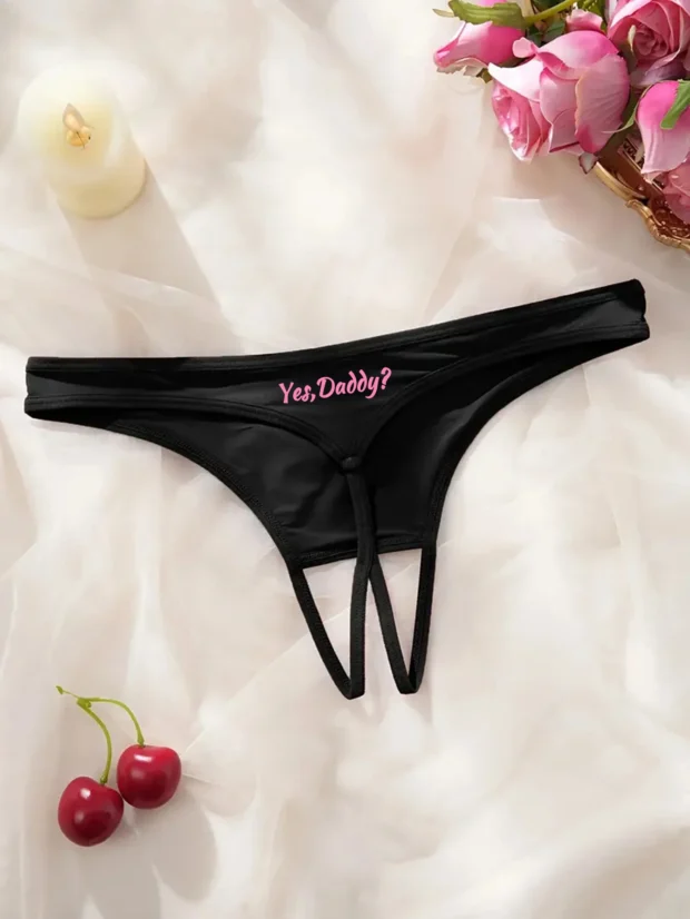 Stringi damskie z otwartym krokiem i napisem