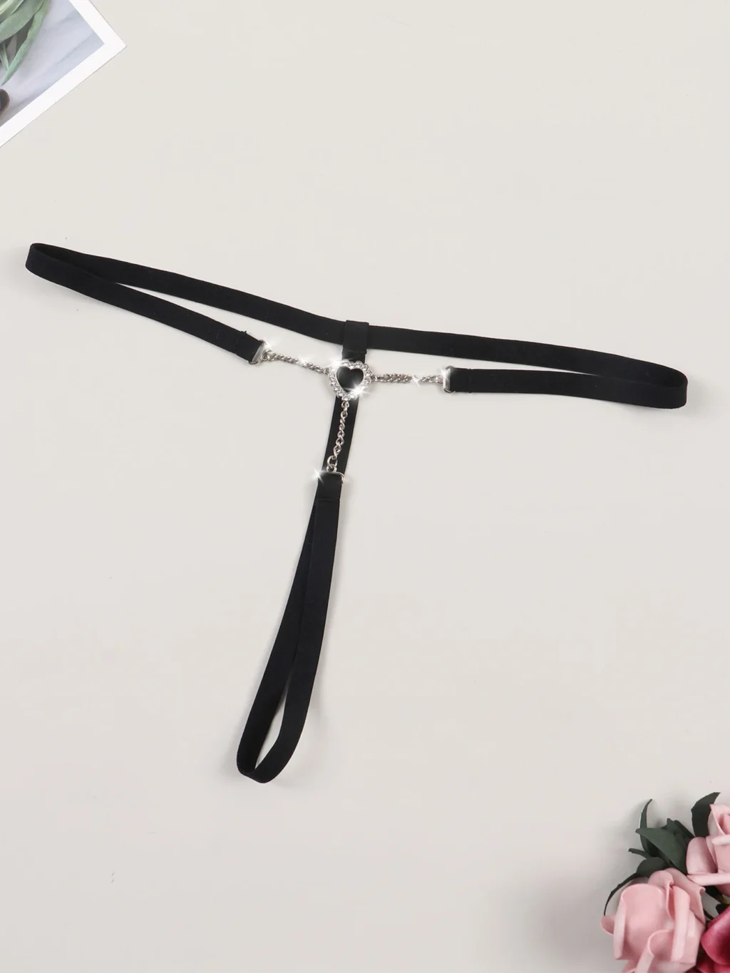 Stringi z ozdobnym sercem i łańcuszkami