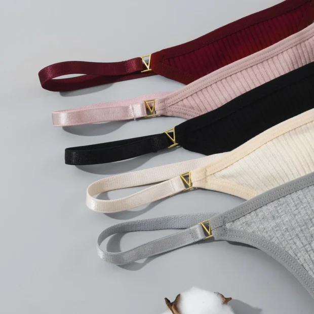 Stringi damskie z prążkowanej dzianiny z metalowymi detalami