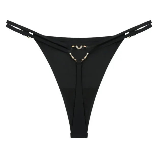 Stringi z metalowym zdobieniem w kształcie serca i podwójnymi paskami bocznymi