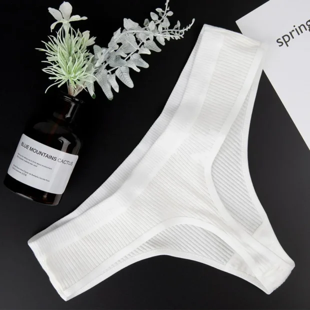 Stringi damskie z prążkowaną tkaniną i transparentnymi wstawkami