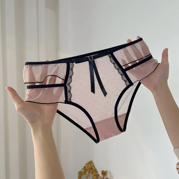 Figi z siateczki z koronkowymi detalami i kokardką