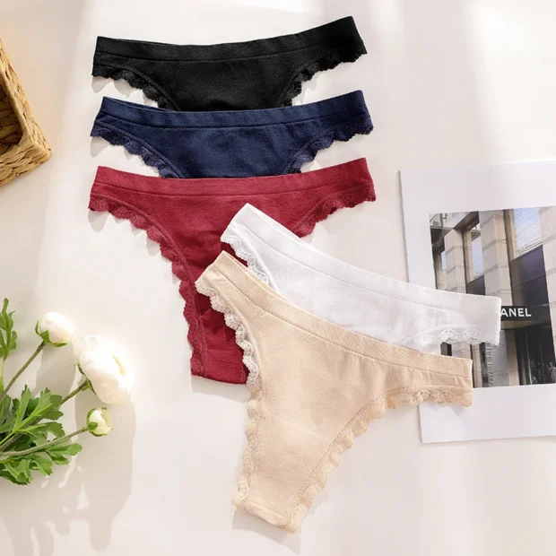 Stringi z koronkowym wykończeniem i niskim stanem