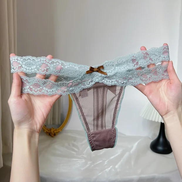 Stringi damskie z koronką i siateczką oraz ozdobną kokardką