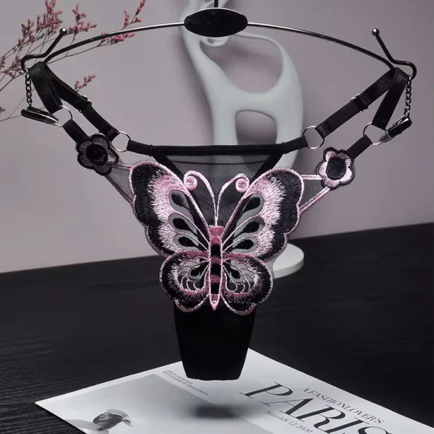 Stringi z haftowanym motylem i detalami bocznymi