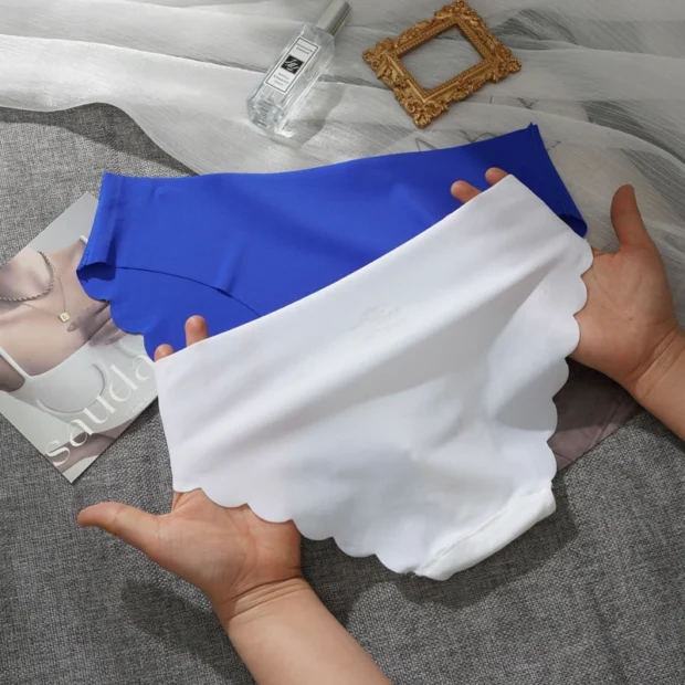 Bezszwowe majtki damskie z falbankowym wykończeniem