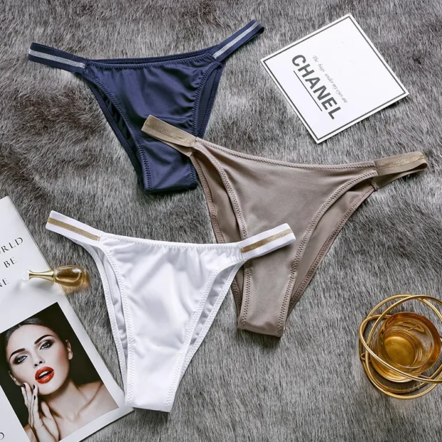 Damskie stringi z ozdobnymi paskami