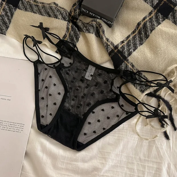 Figi siateczkowe z wzorem w serduszka i dekoracyjnymi wiązaniami