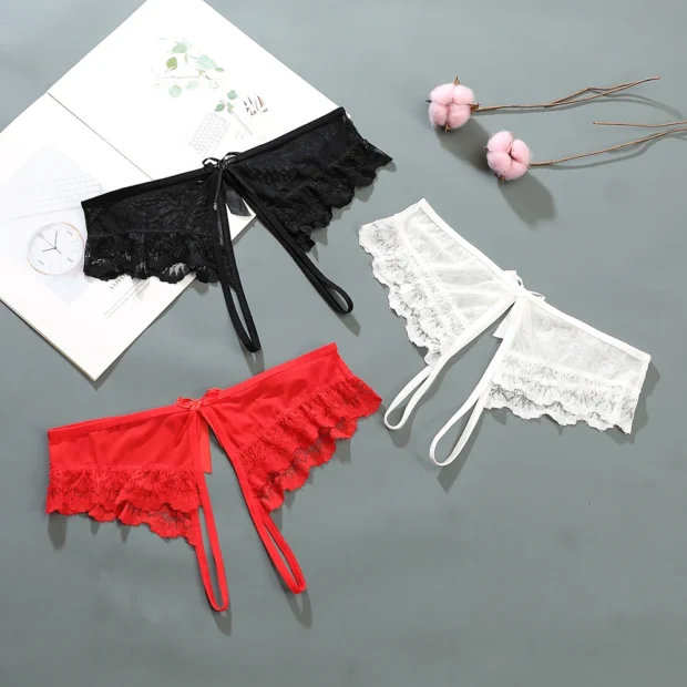 Stringi z koronkową dekoracją