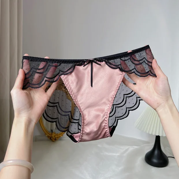Majtki z siateczkowymi panelami i dekoracyjną kokardką