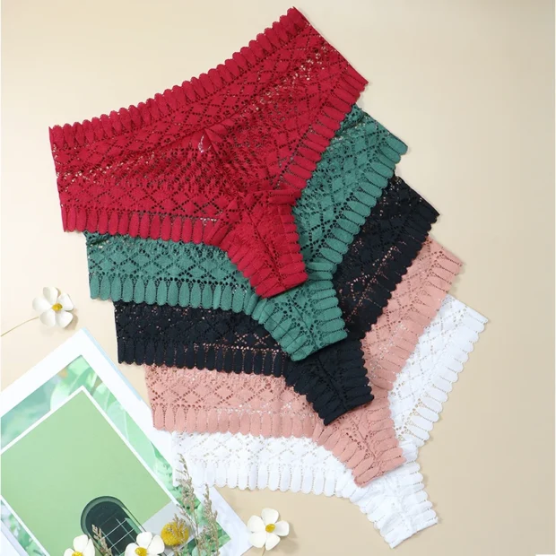 Figi damskie ażurowe z falbankowym wykończeniem