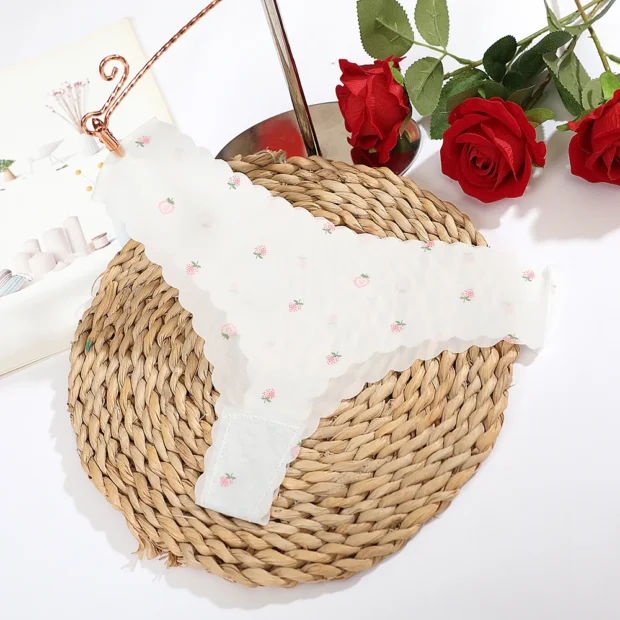 Majtek damskie z falistym brzegiem i wzorem owocowym