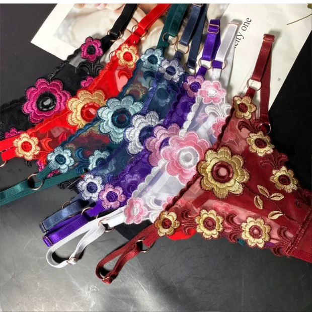 Stringi damskie z haftowanym wzorem i regulowanymi paskami