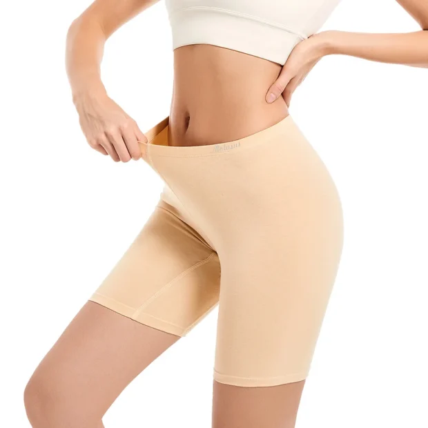 Majtki damskie o kroju szortów z szerokim pasem