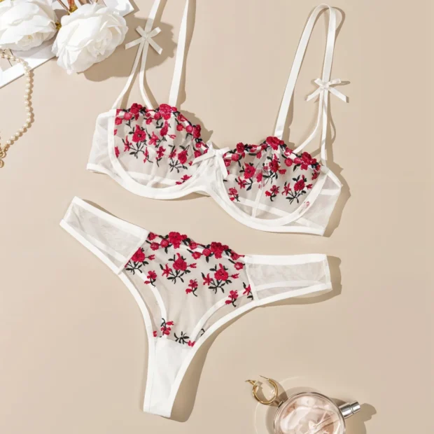 Komplet bielizny z haftowanymi kwiatami i przezroczystym tiulem