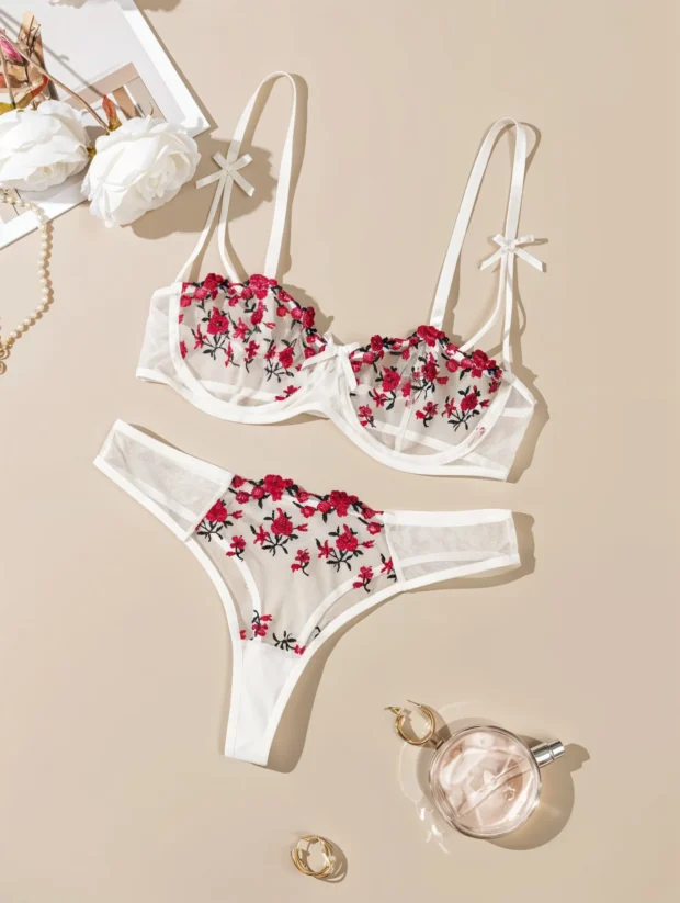 Komplet bielizny z haftowanymi kwiatami i przezroczystym tiulem