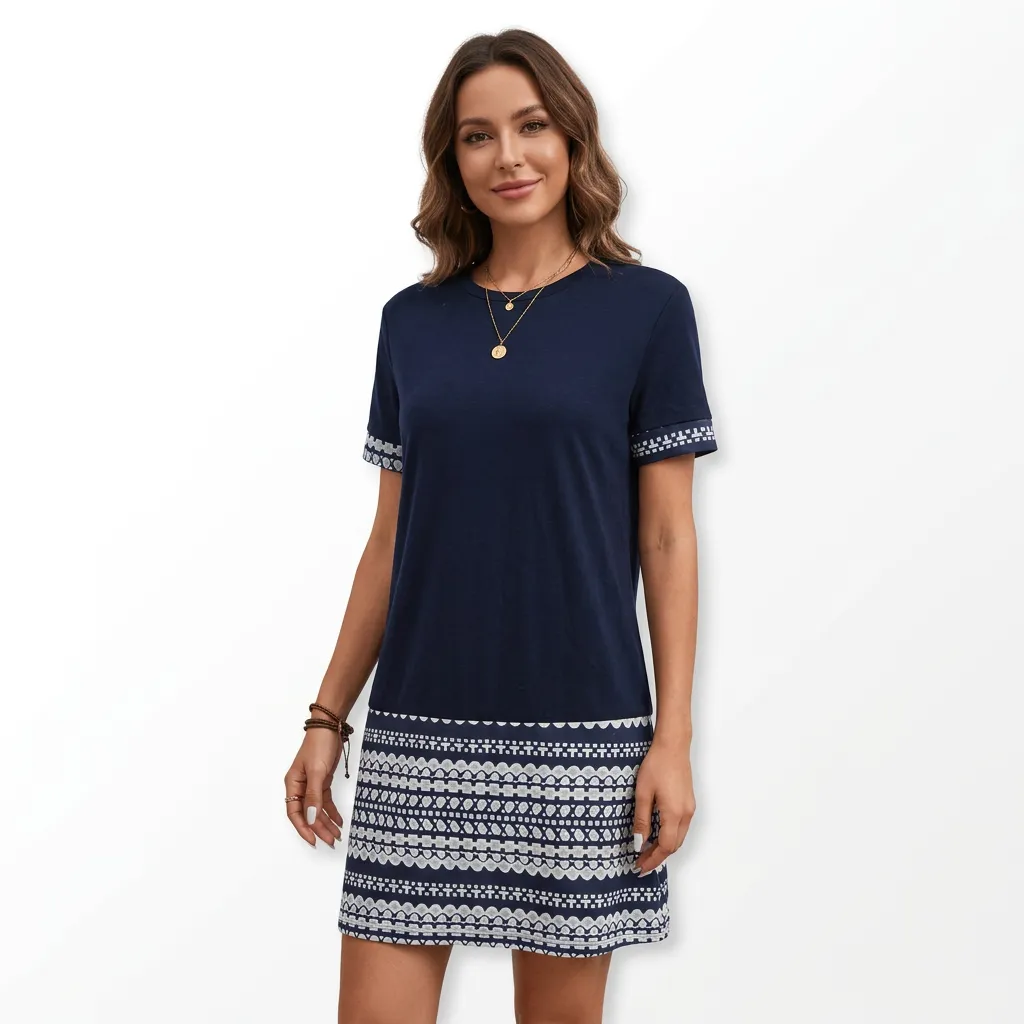 Luźna sukienka z ozdobnym pasem i krótkim rękawem