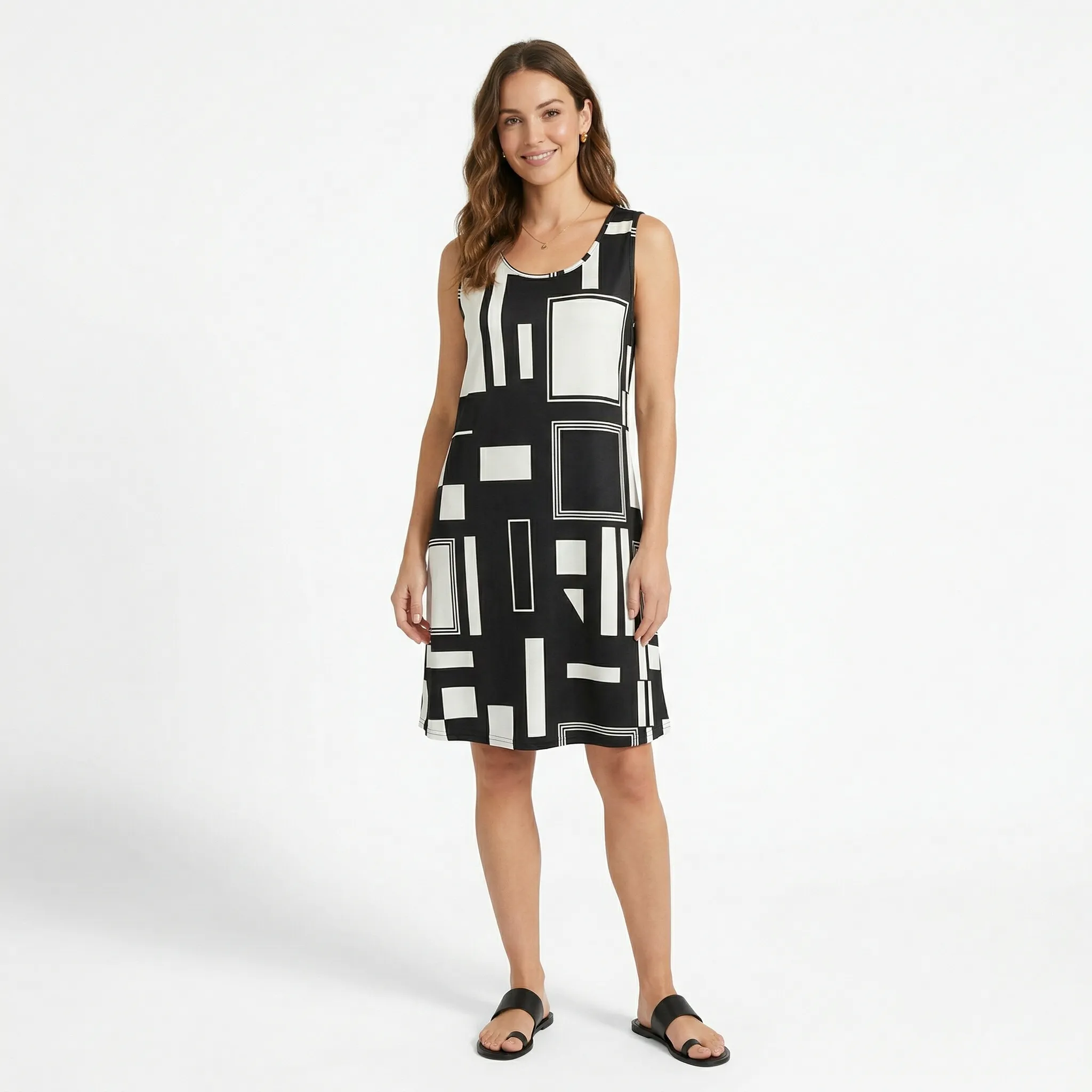 Sukienka o prostym, lekko rozkloszowanym kroju z geometrycznym wzorem