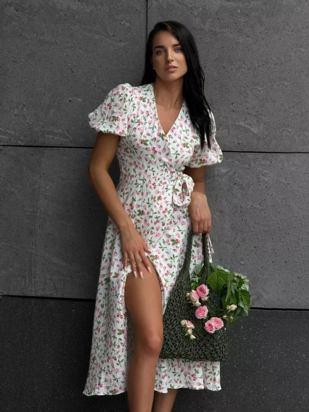 Sukienka kopertowa z bufkami i wiązaniem w talii