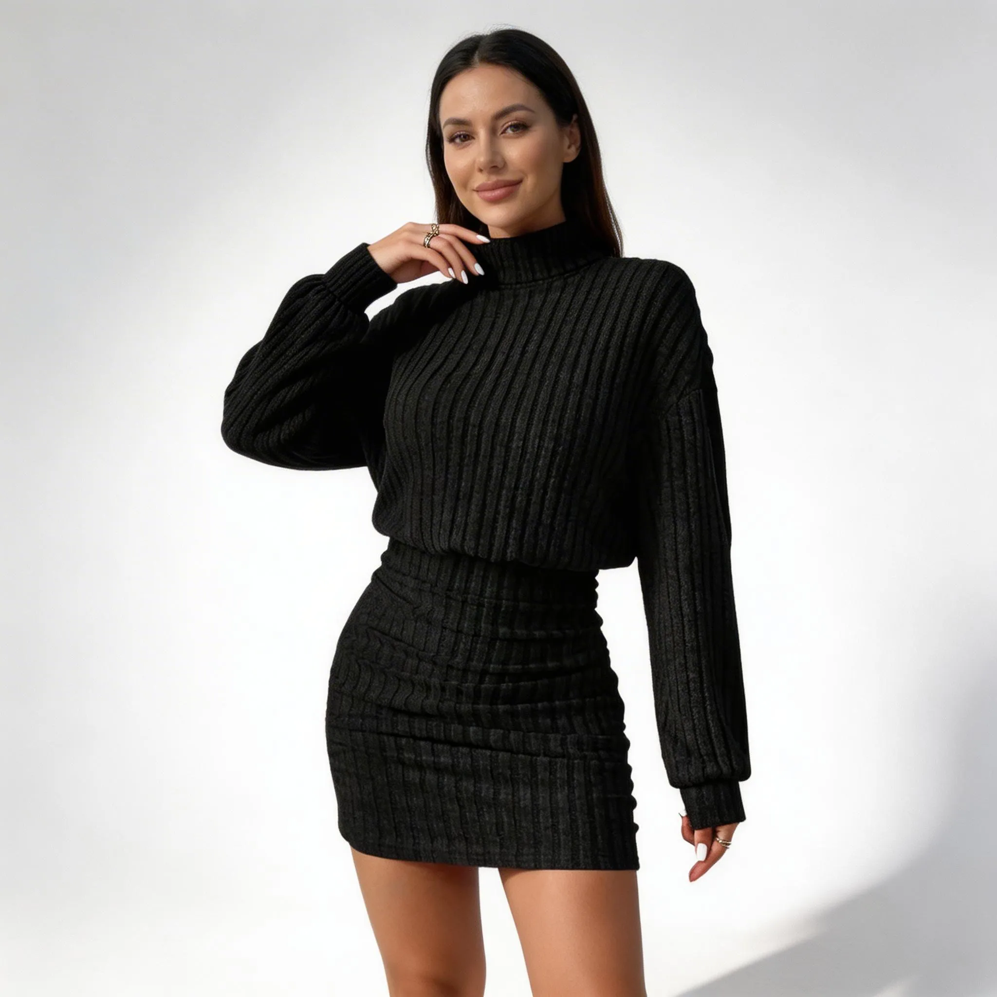 Prążkowana sukienka dzianinowa z golfem