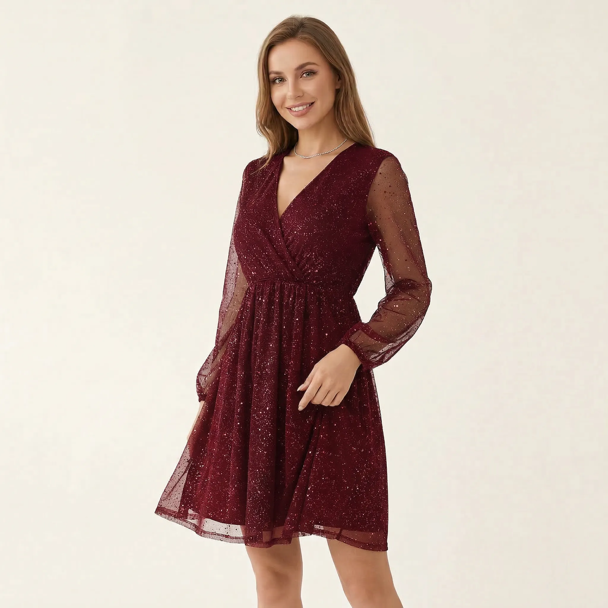 Sukienka z kopertowym dekoltem i przezroczystymi rękawami