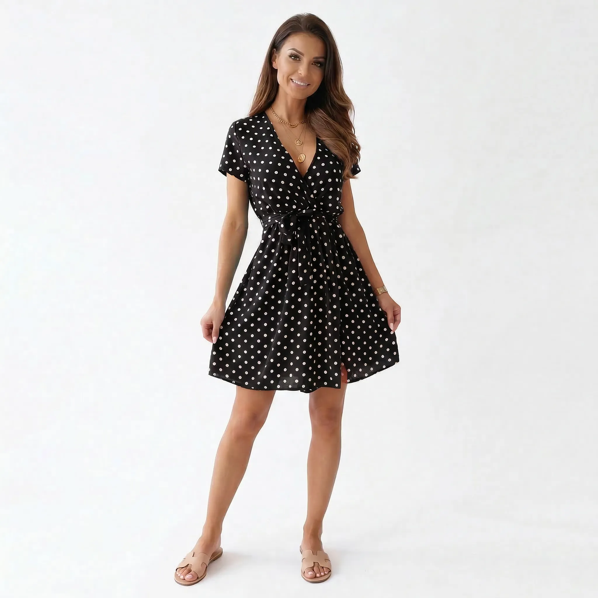 Sukienka kopertowa w groszki z wiązaniem w talii