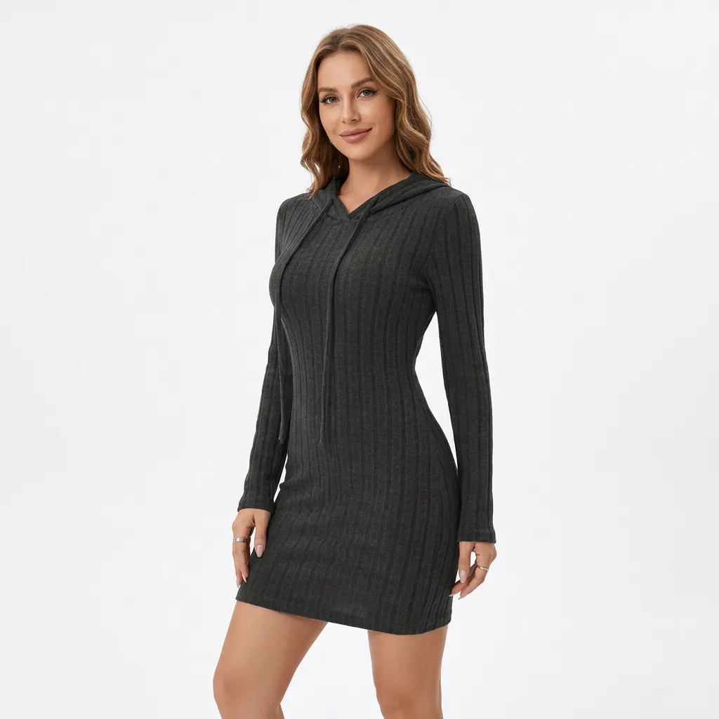 Sukienka dzianinowa z kapturem o dopasowanym kroju