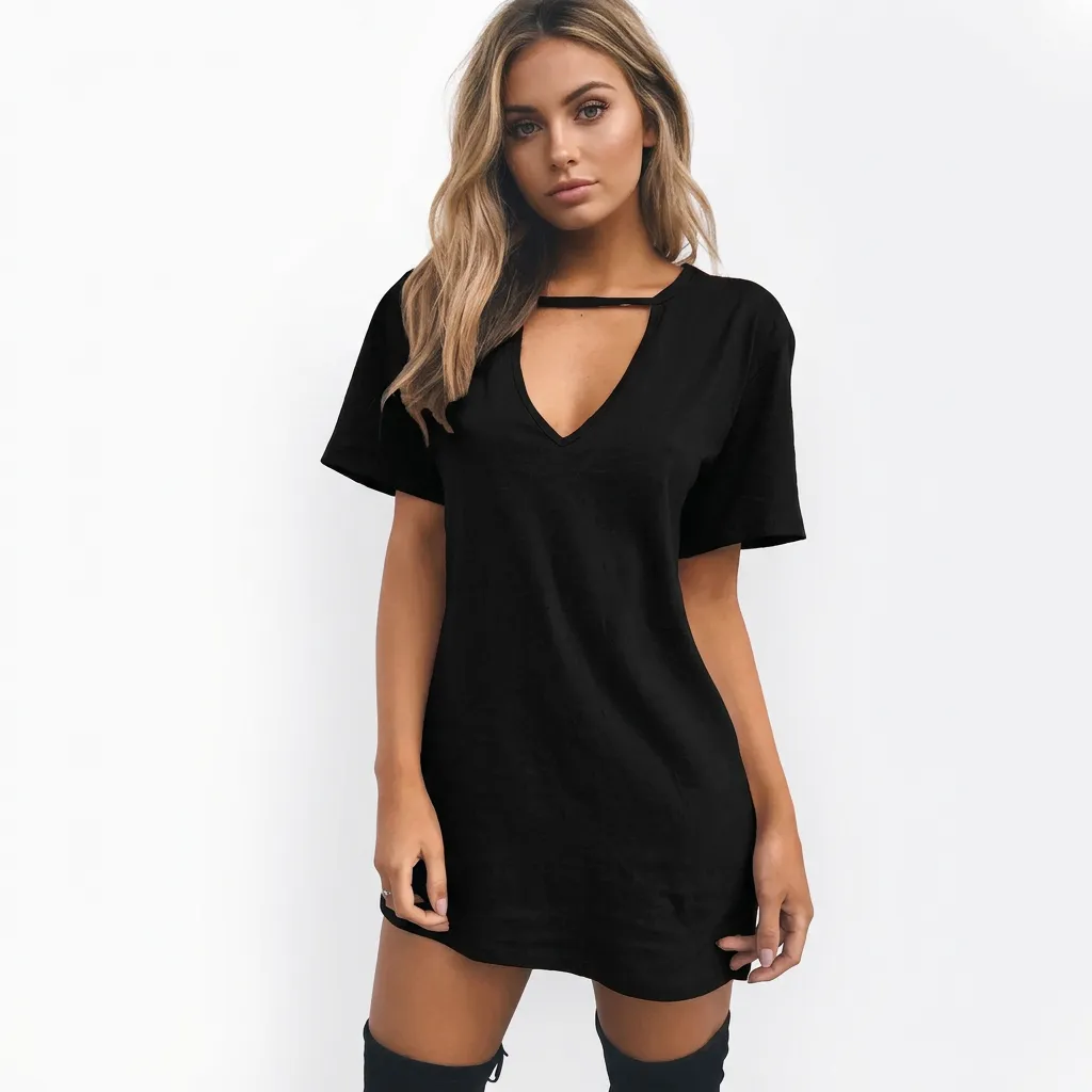 Sukienka t-shirt mini z głębokim dekoltem i paskiem